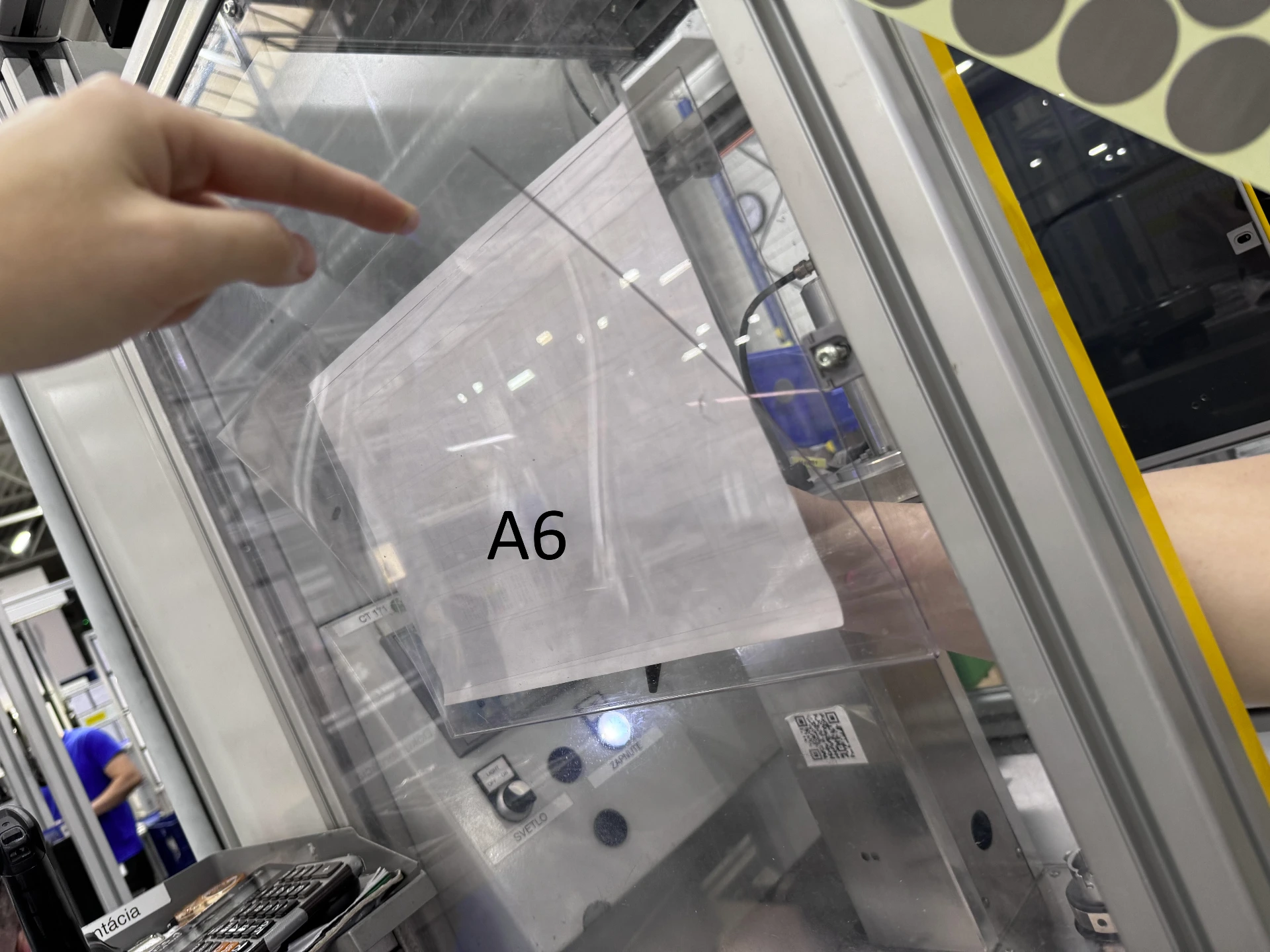 [IK105148-C] Samolepiaci držiak dokumentov A6, otvor na dlhšej strane